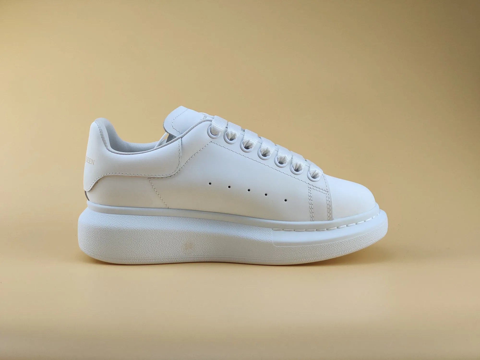 👟👟Ex-factory price 480 👟👟 ALEXANDER MQUEEN (McQueen) 🎉The highest quality silk cowhide version on the market🎊, imported water-dyed sheepskin inside, 1:1 replica at the counter, star style T stage catwalk, a must-have for fashionistas , the original high-temperature and ultra-clear air pressure logo on the foot, absolutely counter-matched version, the arc of the back bag is truly genuine 0⃣ difference, using an exclusive privately molded double-layer vacuum outsole, which is light on the foot and has excellent rebound! Running🏃✈The first choice item for outdoor sports💅💅Trend and fashion coexist📣Female style: 35-39, male style: 39-44 with original packaging